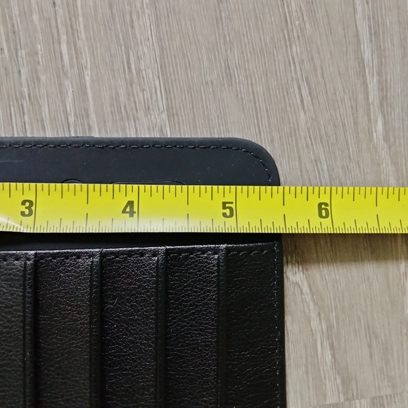 Trackable wallet/passport holder - Picture 9 of 12